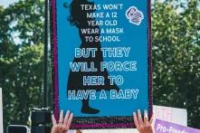 Protestschild mit der Aufschrift "Texas won't make a 12 year old wear a mask to school but they will force her to have baby"