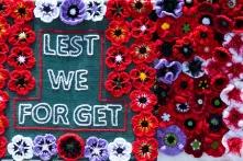 Stickerei mit Blumen und "Lest we forget"