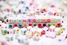 Perlen mit Buchstaben, die das Wort "Transgender" bilden