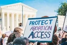 Demoschild mit der Aufschrift "Protect Abortion Access"